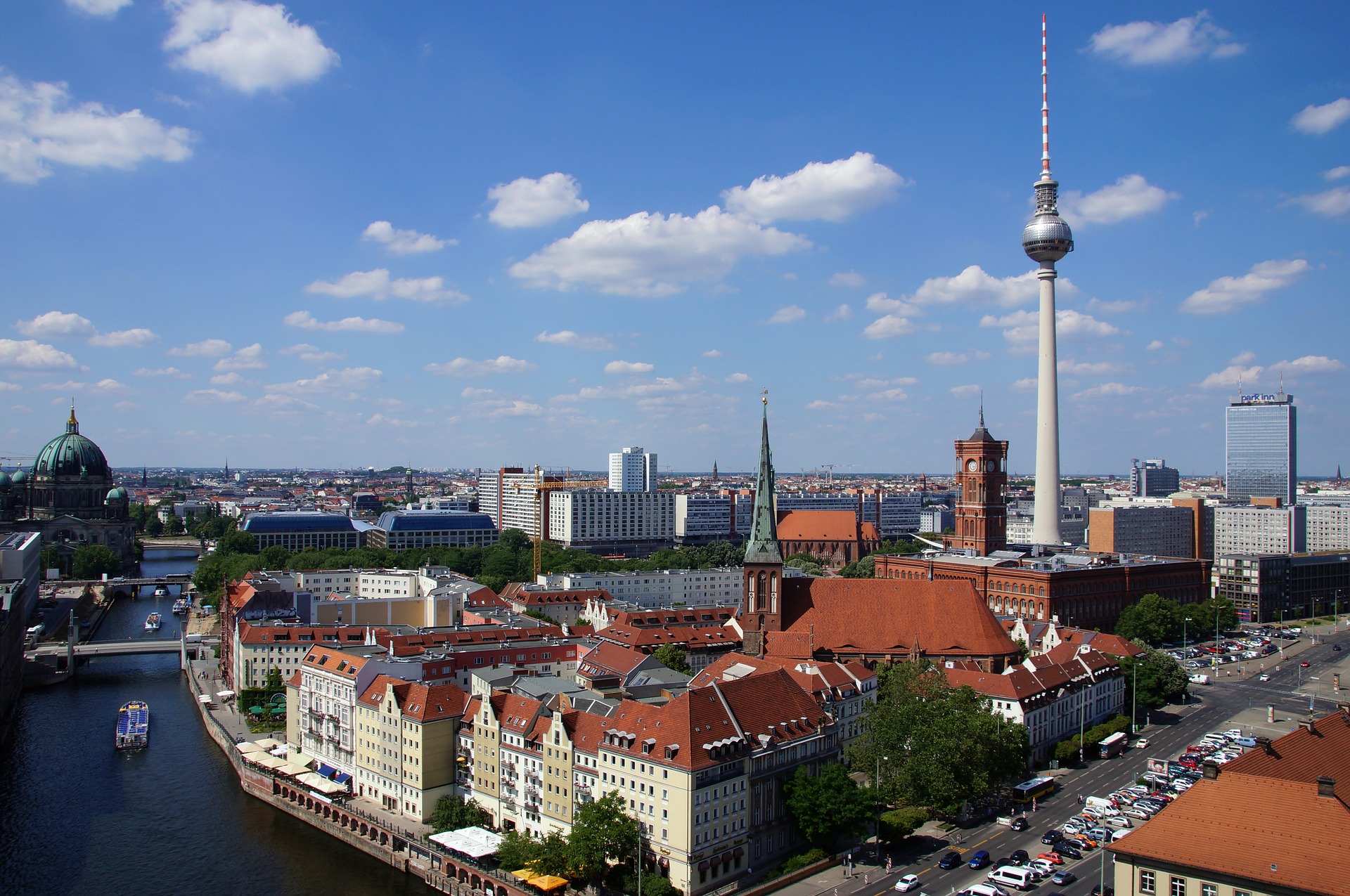 Berlijn met uitzicht op de Spree, de Dom en de Fernsehturm