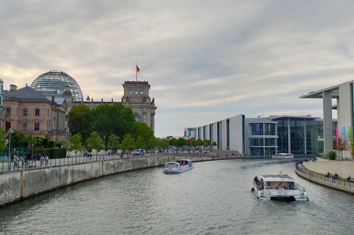 Berlijn, uitzicht op de Spree met het regeringscentrum en de Rijksdag