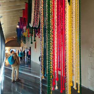 Manifesta15, locatie klooster van Sant Cugat, kunstenaar: Buhlebezwe Siwani, kunstwerk: Umnikelo [An offering], 2024